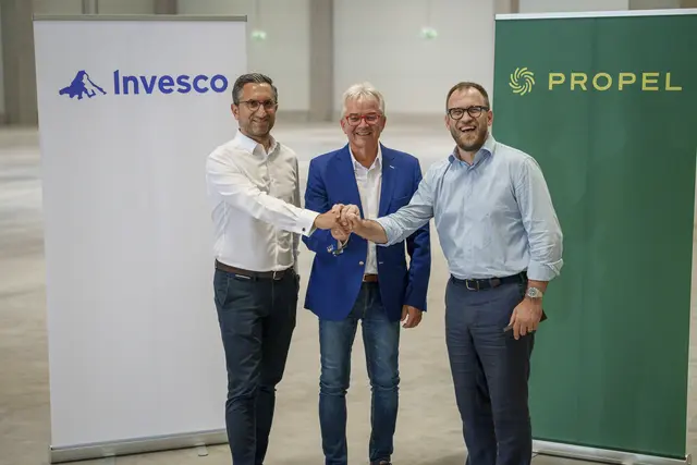 Bürgermeister Gerhard Weil (SPÖ, Mitte), hieß Armen Gevorkian (Propel Industrial) und Cihan Kilic (Invesco Real Estates) in Bruck willkommen.  | Foto: Sebastian Hochleitner