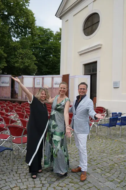 Vor der Premiere in Parndorf: Geschäftsführerin der KBB Claudia Prieber, Landeshauptmann Stv. Anja Haider-Wallner, Alexander Kery, KBB kaufm. Leiter Parndorf | Foto: Andrea Glatzer