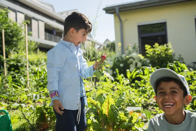 Die Begeisterung für die Gartenarbeit ist den Kindern anzusehen. | Foto: dm/Wolfgang Lienbacher