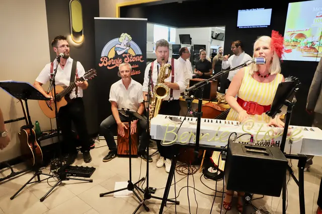 „Bernie Stone &amp; the golden Oldies“ umrahmten musikalisch. | Foto: Alfred Mayer