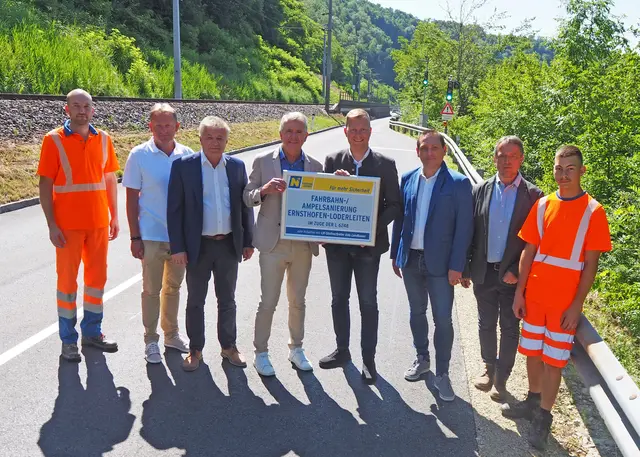 Florian Bürstmayr (Straßenmeisterei Haag), Christian Riedl (NÖ Straßendienst – Verkehrstechnik), Franz Stiedl (Leiter der NÖ Straßenbauabteilung Amstetten), Bürgermeister Karl Huber (Gde. Ernsthofen), LAbg. Alexander Schnabel, André Guger (GR Ernsthofen), Rudolf Dirnberger (Leiter der Straßenmeisterei Haag), Jonas Riesenhuber (Straßenmeisterei Haag) – von links nach rechts. 
 | Foto:  NÖ STD