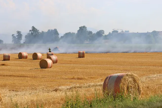 Großflächiger Brand auf dem Stoppelfeld: In Steinhaus begann eine Rundballenpresse während der Mäharbeiten zu brennen. | Foto: laumat.at