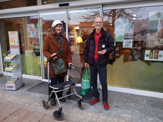 Thomas begleitet Birgit zum Einkaufen. | Foto: Zeitpolster