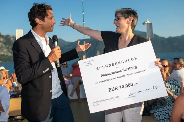 Bandino Lo Franco übergab den Scheck an Elisabeth Fuchs. | Foto: Fattoria La Vialla