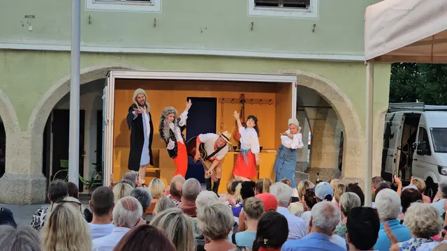 Der Völkermarkter Hauptplatz wurde zur Bühne für das Ensemble Porcia: Nach dem Kinderstück „Die Schwindelmühle“ begeisterte das Ensemble die Erwachsenen mit dem Stück "Der zerbrochene Krug". | Foto: Wirtschaftsverein Zukunft Völkermarkt