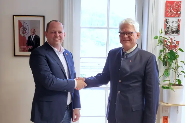 Bürgermeister Karl Heymich mit Bezirkshauptmann Siegmund Geiger. | Foto: Land Tirol/BH Landeck