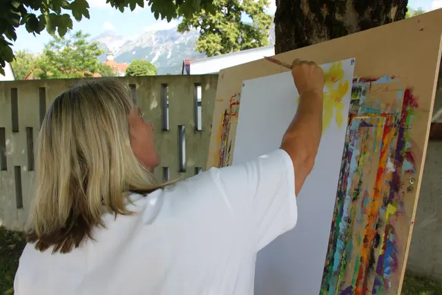  Besucherinnen und Besucher gestalten gemeinsam am offenen Atelier im Krankenhauspark. | Foto: Marion Umgeher/Vettori Cornelia