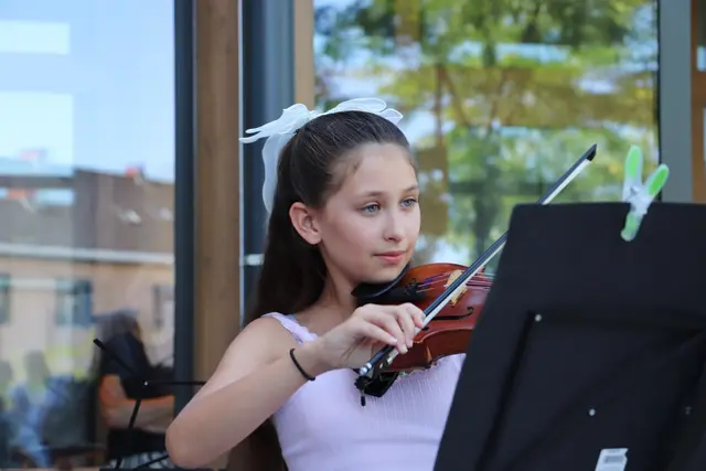 Emilia Hofer (11) begeisterte auf der Geige mit dem Ungarischen Tanz vom Brahms. | Foto: Edith Ertl