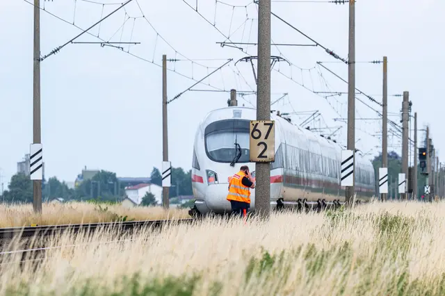 Jener Mann, der mehrere Passagiere mit einer Axt und einem Hammer in einem deutschen ICE verletzt haben soll, war laut Behörden zuletzt in Wien gemeldet. | Foto:  Armin Weigel / dpa / picturedesk.com