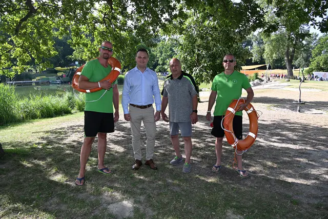 Freuen sich über anhaltende Beliebtheit und gute Wasserqualität des Aubades: Günther Fichtinger, Stadtrat Andreas Bors, Christian Holzschuh und Alexander Burzik.
 | Foto: Stadtgemeinde Tulln