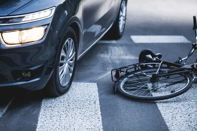 Der E-Bike-Fahrer wollte die B98 queren und dabei sei es zu einem Crash zwischen ihm und einen Pkw gekommen. (Symbolfoto) | Foto: stock.adobe.com/at/Photographee.eu