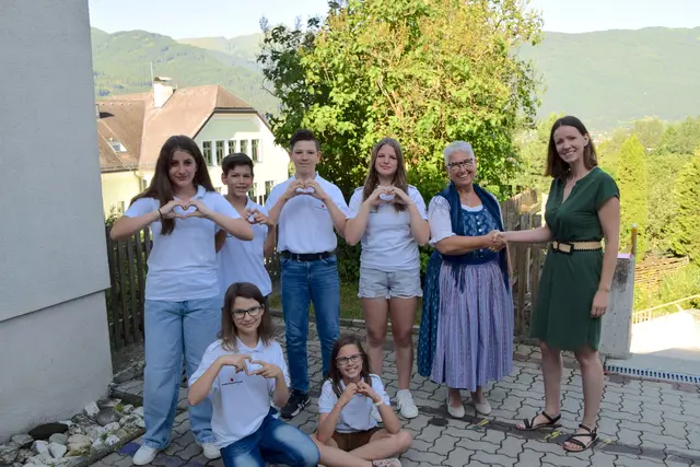 Die Leiterin des Second Hand Shops St. Michael, Andrea Schlick (2. v.re.) mit der Betreuungslehrerin Birgit Wirnsberger und den Kindern der Bewerbsgruppe der MMS St. Michael im Lungau. | Foto: Rotes Kreuz Lungau