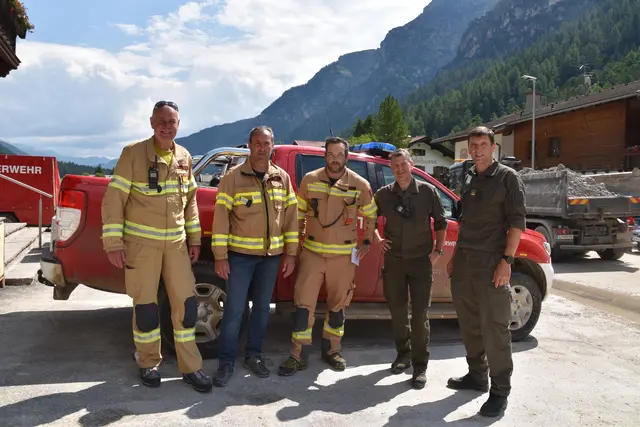 Im Dauereinsatz standen besonders der Wipptaler Abschnitts-Kdt. Thomas Triendl, Bgm. Andreas Pranger und der Gschnitzer FF-Kdt. Lukas Braunhofer – im Bild mit dem Einsatzleiter des Bundesheeres, Stefan Egger und Johannes Draxl vom Militärkommando Tirol. | Foto: Kainz