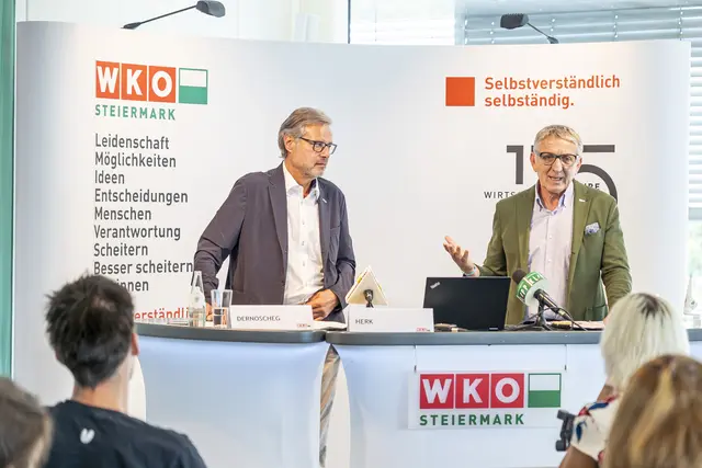 WKO Steiermark Präsident Josef Herk (r.) und Direktor Karl-Heinz Dernoscheg fassen die zentralen Aussagen des neuen Wirtschaftsbarometers zusammen: "Es zeigt sich eine erste leichte Aufwärtsbewegung." | Foto: Fischer