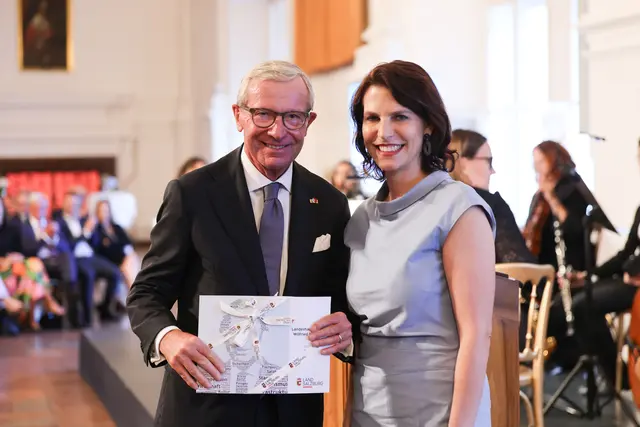 Landeshauptfrau Karoline Edtstadler bei der Übergabe der Festschrift an Wilfried Haslauer. | Foto: Land Salzburg / Franz Neumayr