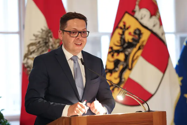 Franz Wieser, langjähriger Pressesprecher des Landes Salzburg, bei der Moderation des Festakts. | Foto: Land Salzburg / Franz Neumayr