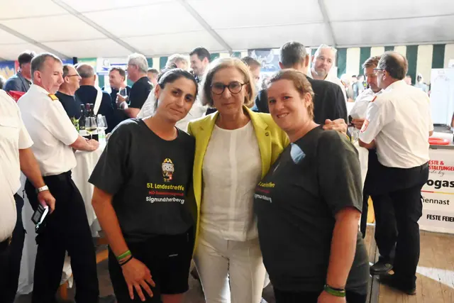 Landeshauptfrau Johanna Mikl-Leitner (ÖVP) war beliebt bei den Erinnerungsfotos. | Foto: Regionaut Edi Poss