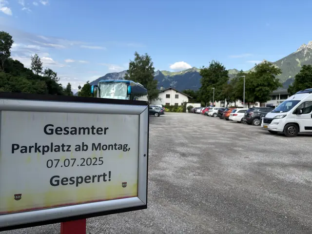 Ab 7. Juli wird hier gebaut, damit verschwindet ein Großteil der Parkplätze. Im Gegenzug entsteht ein Pumptrack für die Jugend. | Foto: Reichel
