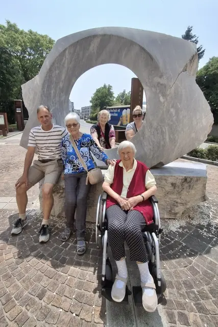 Die Urlaubsaustauscher vor der Basilika in St. Andrä mit den Betreuern und anderen Bewohnern.  | Foto: SeneCura