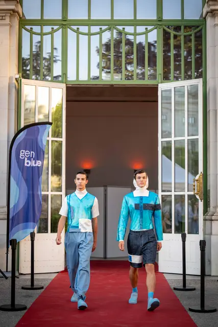 Sophia Wössner, die Designerin der Algenplastik-Kollektion erklärt: „Algen sind schnell nachwachsende Rohstoffe, die in der Lage sind, CO2 zu binden und somit die Umweltbelastung zu reduzieren. Zudem ist dieses Bioplastik biologisch abbaubar.“ | Foto: BMLUK/Rene Hemerka