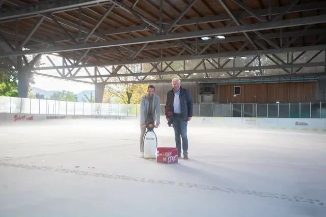 Die aktuelle Eisfläche hat ausgedient. Nun wird das Projekt einer neuen Eistrainingshalle weiter verfolgt, wurde im Kulturausschuss beschlossen. Fertigstellung im Jahr 2030 mitsamt Tiefgarage.
Am Bild: Bgm.-Stv. Florian Kreibich (re.) und Roland Oberhauser (Leitung Städtische Betriebe). | Foto: Stadt:Salzburg - Rocio Escabosa