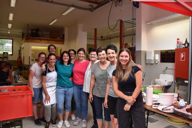 Die freiwilligen Helferinnen, darunter am Donnerstag auch einige Trinser Bäuerinnen, verpflegten die hart arbeitenden Männer bestens. | Foto: Kainz