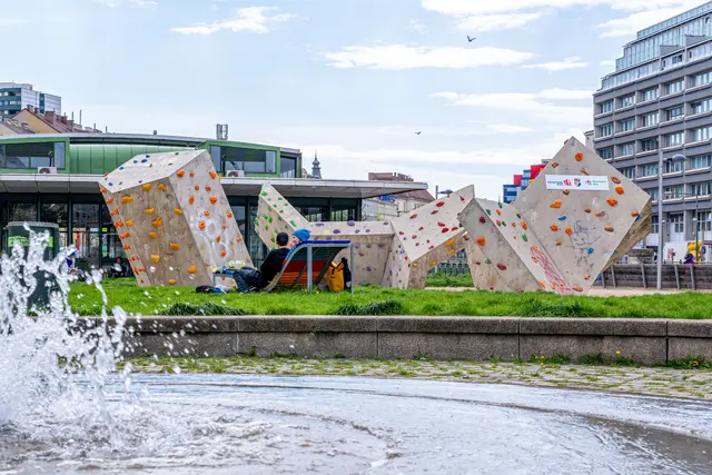 Es gibt eine neue Art, die Klettergriffe am Bruno-Pittermann-Platz zu verwenden. | Foto: Kletterhalle Wien/Edgar Eisner