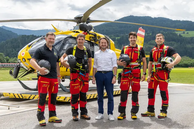 Die Flugretter am Niederöblarner Stützpunkt: Im Rahmen eines einjährigen Testbetriebs ist der dort stationierte Notarzthubschrauber mit einer hochmodernen Rettungswinde ausgestattet. | Foto: Christoph Graif