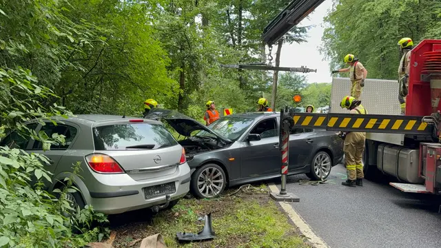 Einsatzkräfte der Freiwilligen Feuerwehr Pöchlarn sichern die Unfallstelle auf der Straße zwischen Pöchlarn und Mannersdorf. | Foto: Doku NÖ