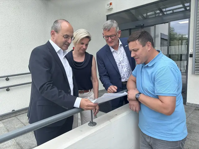 Andreas Schlemmer, Manuela Kuterer, Bernhard Stranzl und Werner Wild (v. l.) blicken auf die Resultate des Wirtschaftsbarometers.   | Foto: MeinBezirk