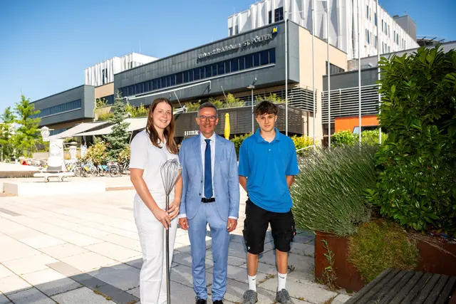 Starten im Sommer durch: Ferialpraktikantin Viktoria Holzmann und Ferialpraktikant Fabio Wieser mit dem Kaufmännischen Direktor Christian Müllner (Mitte) | Foto: POV / UK St. Pölten