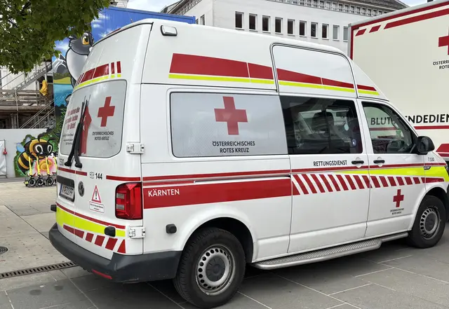 Dadurch erlitt er Schnittwunden im Gesicht und am Hals und wurde mit der Rettung ins Bezirkskrankenhaus Lienz eingeliefert. (Symbolfoto) | Foto: MeinBezirk.at