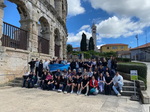 Die Schülerinnen und Schüler der PTS Leibnitz beim Amphitheater in Pula | Foto: PTS Leibnitz