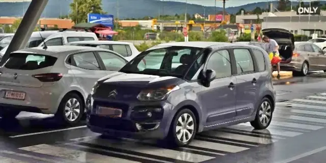 Der Kunstparker vom Unwetter-Donnerstag. "Geblitzt" von Lesereporter Christopher bei "Billa Plus" in Horn. | Foto: Christopher