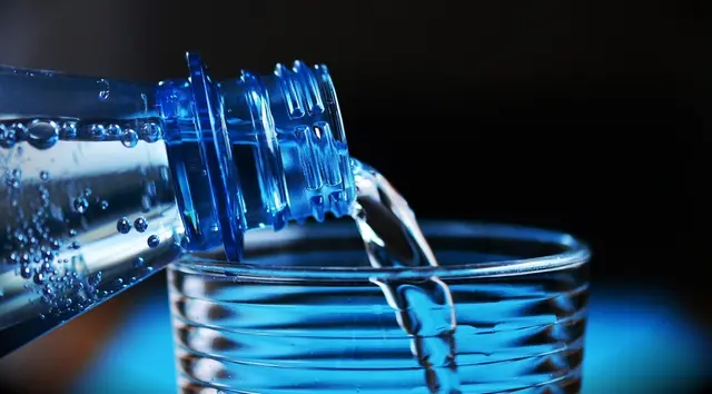 Am besten trinkt man an heißen Sommertagen viel Wasser, vor allem Leitungs- oder Mineralwasser (min. 1,5 bis 3 Liter täglich). Keine Durstlöscher sind alkoholische Getränke und süße Säfte. | Foto: Symbolbild: pixabay.com