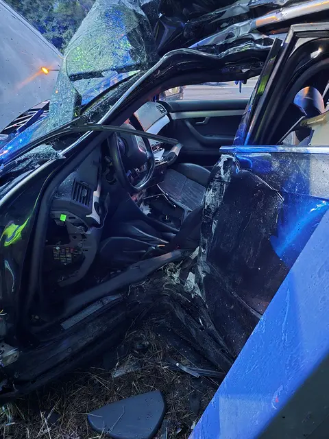 Der Fahrer wurde mit schweren Verletzungen ins Spital eingeliefert. | Foto: Stadt Wien | Berufsfeuerwehr Wien