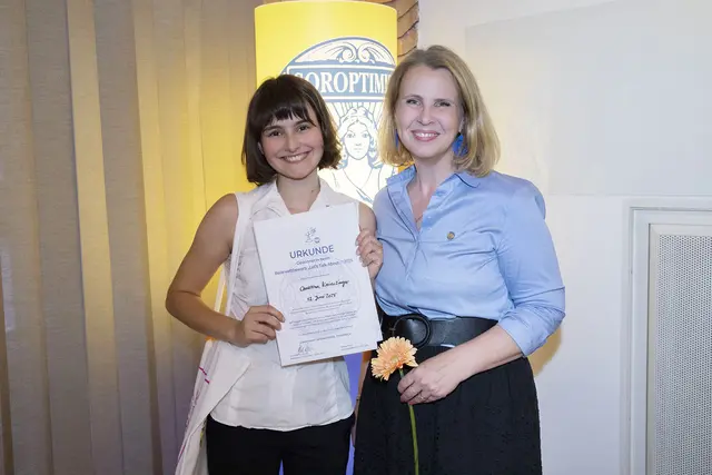 Die Siegerin des Redewettbewerbs Christina Knierzinger mit Präsidentin Jeannette Lassota. | Foto: Sabine Starmayr