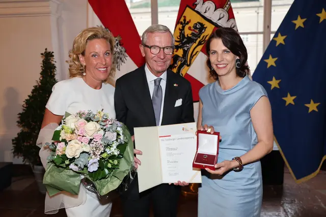 Landeshauptfrau Karoline Edtstadler verlieh die höchste Auszeichnung des Landes Salzburg an Landeshauptmann a.D. Wilfried Haslauer. Im Bild: Landeshauptfrau Karoline Edtstadler und Landeshauptmann a. D. Wilfried Haslauer mit Gattin Christina. | Foto: Land Salzburg / Franz Neumayr