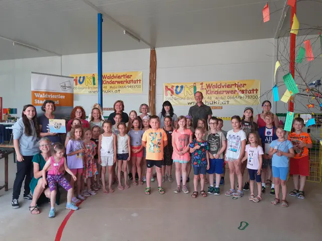 Bürgermeisterin Obfrau Helga Rosenmayer, Gmünds Vizebürgermeister Jürgen Trsek und Projektleiterin Silke Kahl mit dem HUKI-Team und den teilnehmenden Kindern und Eltern der Kleinregion Waldviertler StadtLand. | Foto: Kleinregion Waldviertler StadtLand