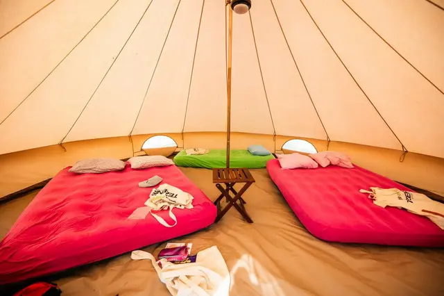 Das FIVER Zelt-Beduinen Zelt bietet ausreichend Platz für einen (hoffentlich) erholsamen Schlaf | Foto: Thomas Ranner