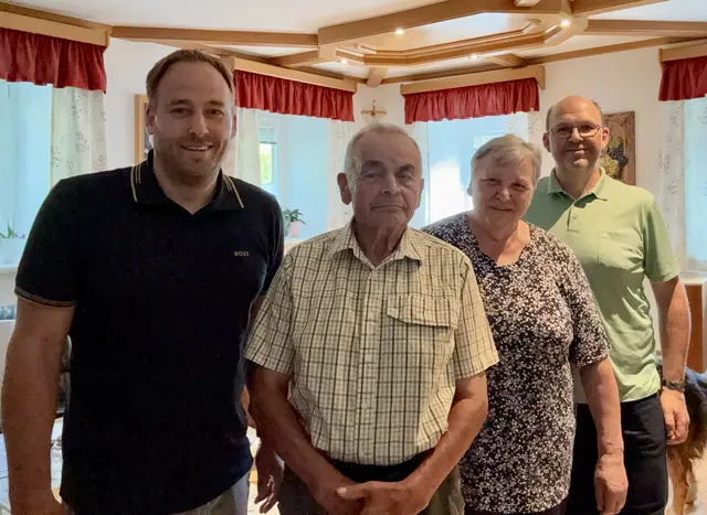 v.l.: Bürgermeister Patrick Layr, Jubilar Hermann Hüttler, Marie Hüttler und Ortsvorsteher Werner Graf. | Foto: Stadtgemeinde Weitra