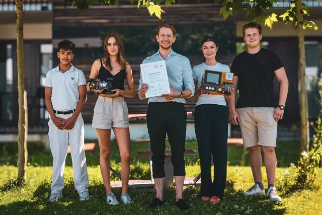 Werkschulheim Felbertal-Direktor Mathias Burgstaller (Mitte) freut sich mit Schülerinnen und Schülern über das MINT-Gütesiegel. | Foto: Werkschulheim Felbertal
