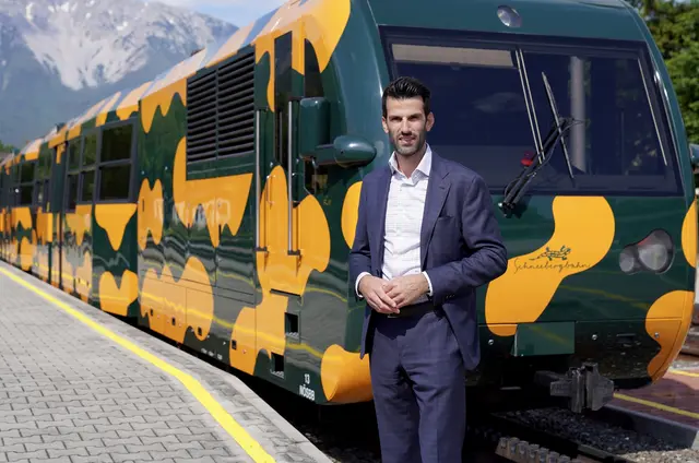 LH-Stv. Udo Landbauer lädt zur sommerlichen Fahrt mit der traditionsreichen Schneebergbahn.  | Foto: Büro LH-Stv.