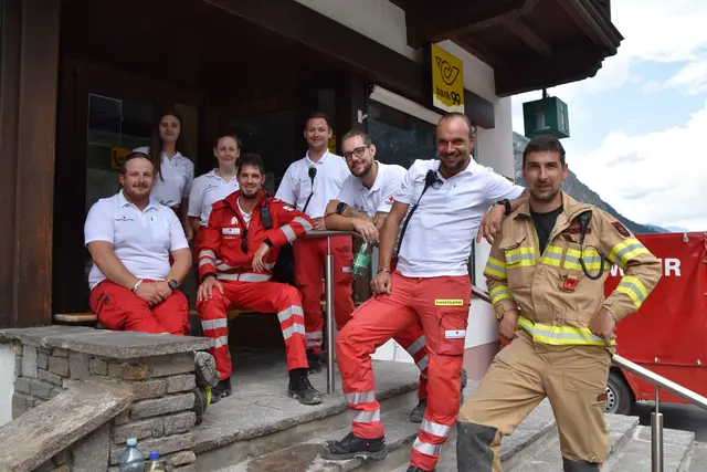 Eine Sondereinsatzgruppe des Roten Kreuzes war ebenfalls täglich vor Ort. Im Bild mit dem stv. Kommandanten Patrik Strobl aus Schmirn (2.v.r.) sowie dem stv. Gschnitzer Feuerwehr-Kdt. Christoph Reichenvater | Foto: Kainz