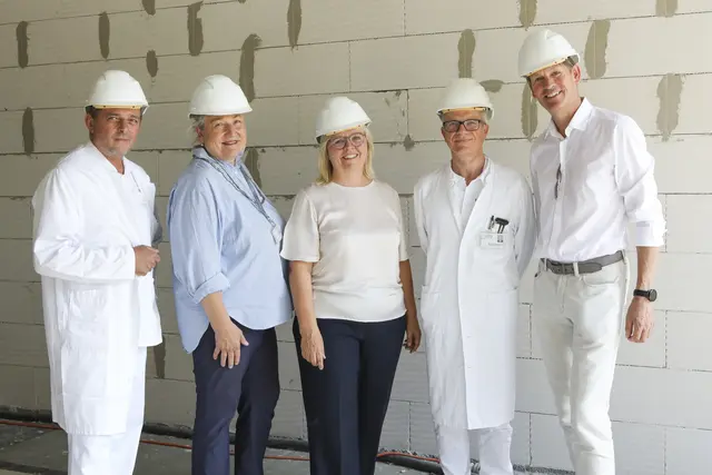 Primar Martin Barth, DGKP Walpurga Auinger, Herta Prandstätter, Primar Achim von Goedecke, Reinhold Mittermayr. (v.l.) | Foto: OÖG