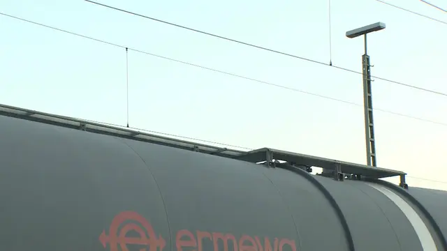 Eine außenstehende Zeugin sah mit an, wie der Mann auf dem Waggon unterwegs war. (Symbolbild) | Foto: Raham
