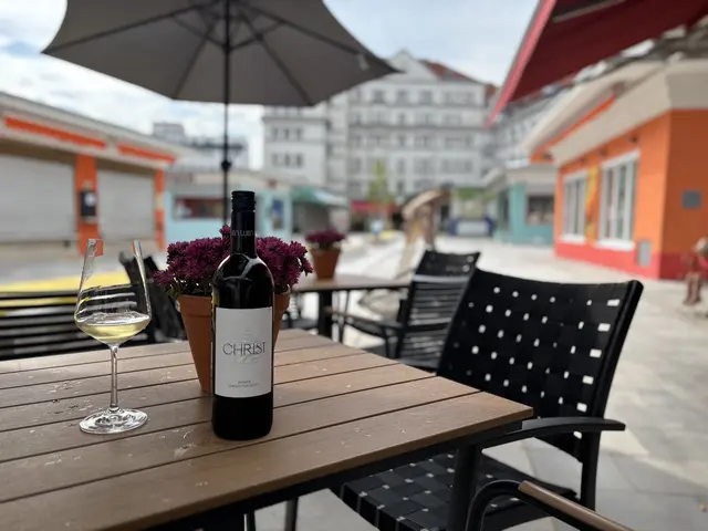 Die Bestellung übernimmt das Team von weinsein – serviert wird im gemütlichen Schanigarten vor dem Lokal. | Foto: Matthias Pandrea