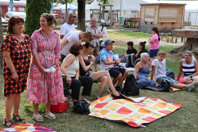 Evelyn Resch und Bettina Kolli (ganz Links) wählten den Bahnhofpark als Abschlusslocation | Foto: Gerhard Langmann
