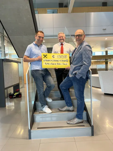 Christian Oberleiter, SV Sistrans; Andreas Hlavac, Obmann Österreichisches Rotes
Kreuz Hall, Direktor Peter Grassl, Raiffeisenbank Hall (vlnr.) bei der Scheckübergabe | Foto: Raiffeisenbank Hall