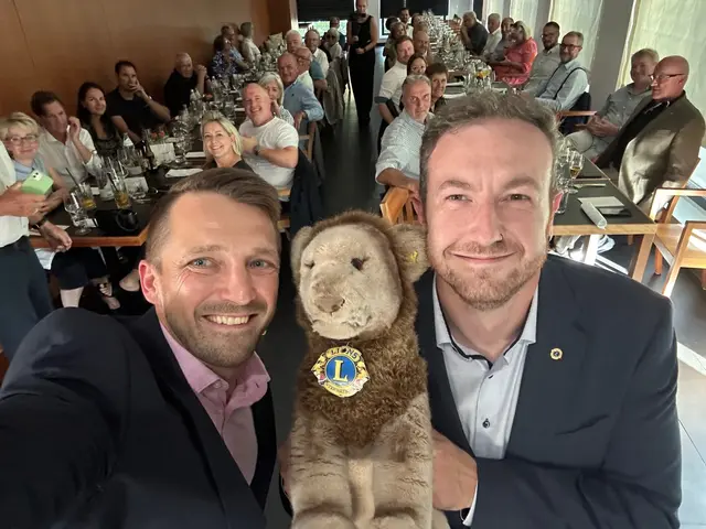 Präsidentschaftswechsel: Markus Pichler (l.) aus Kefermarkt übergibt den Stofflöwen an Herwig Biermeier aus Weitersfelden. | Foto: Lions-Club Freistadt